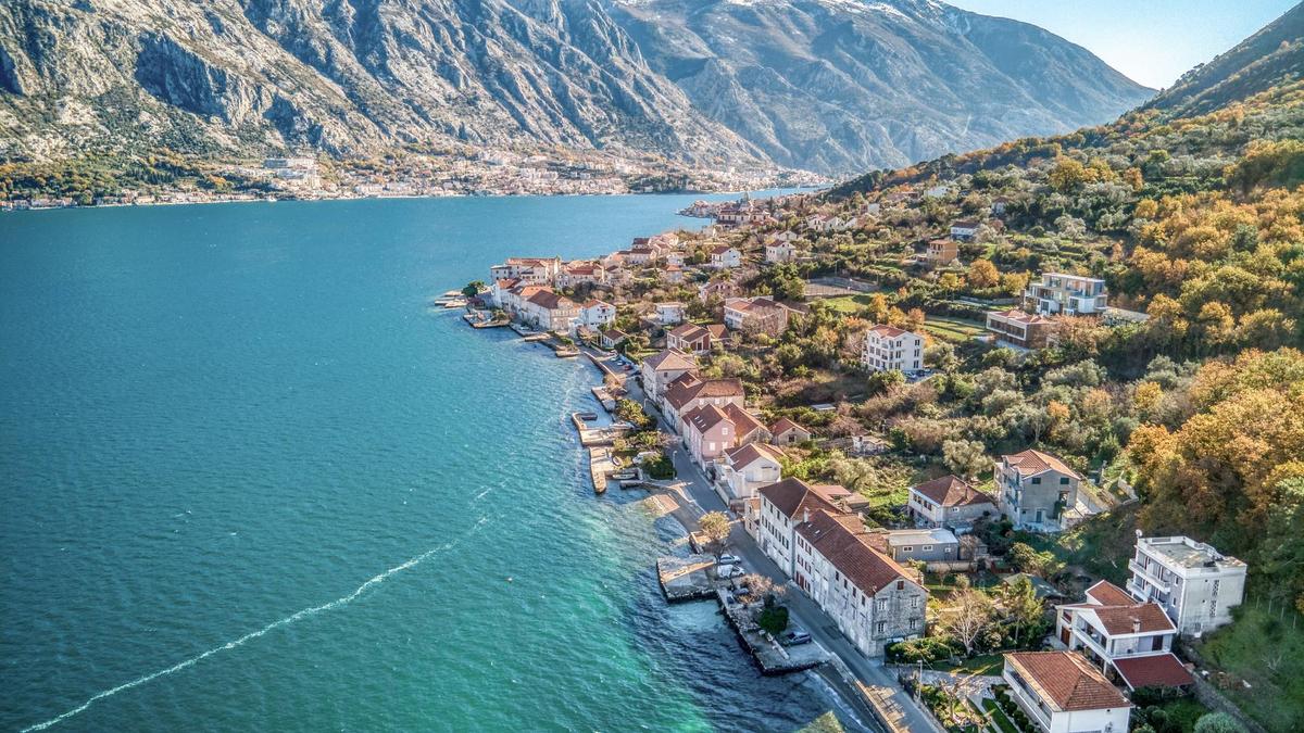 First-line stone villa for sale image