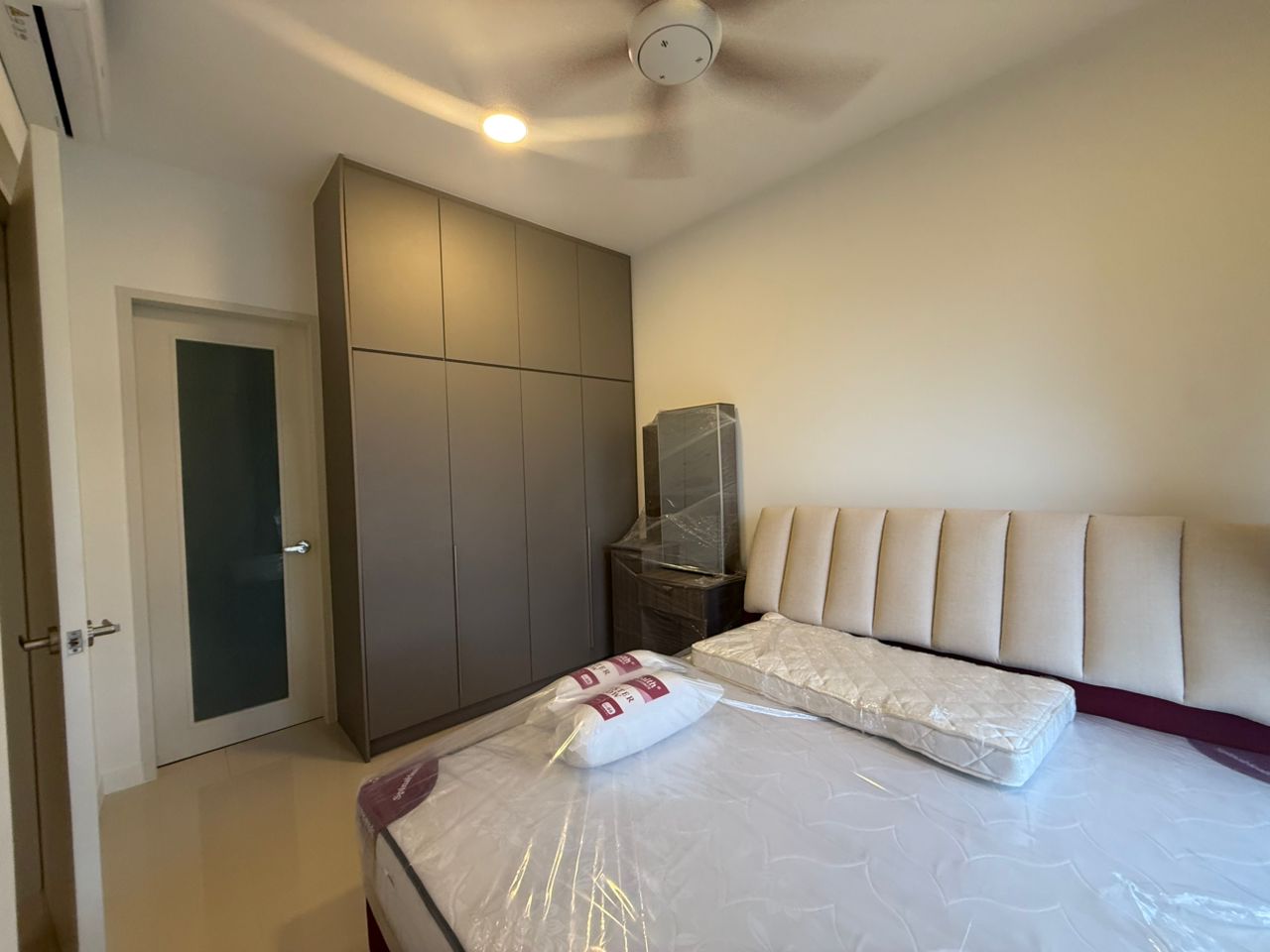 Lakefront Condominium | Emerald Hills @ Alam Damai image