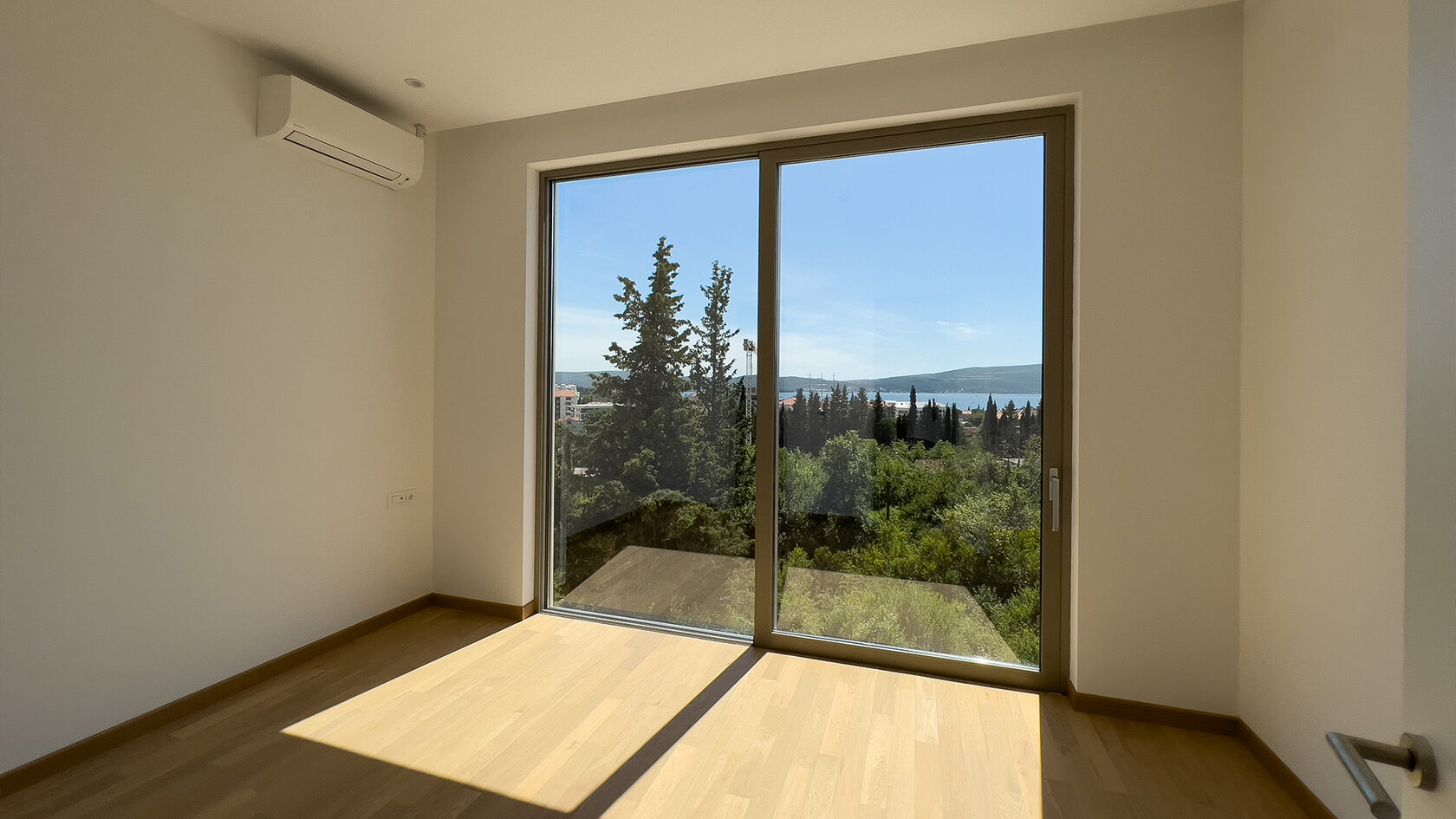 Modern Townhouses with Panoramic Sea Views in the Lastva Park residential complex image