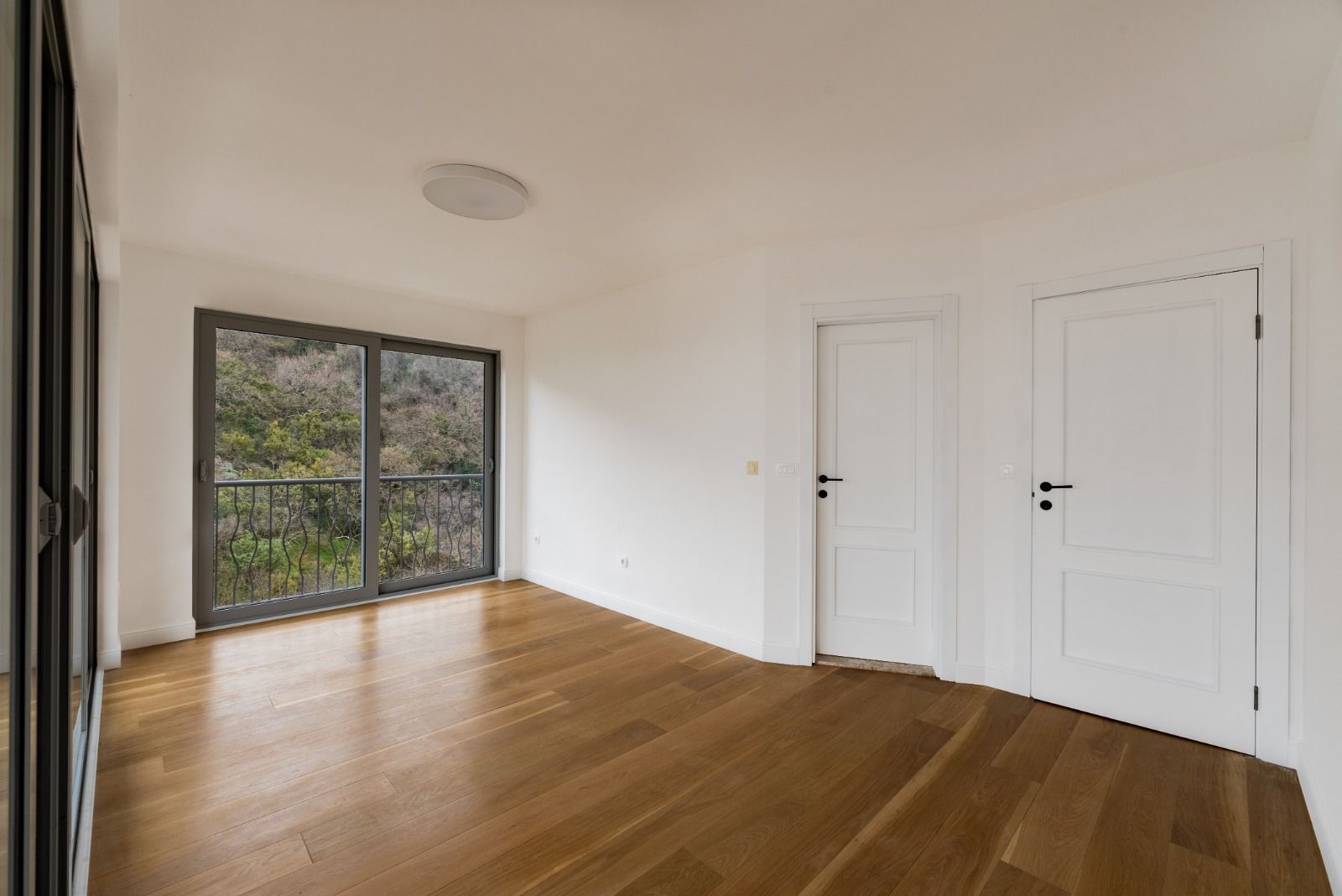 A spacious apartment for sale in residential building in Pržno image