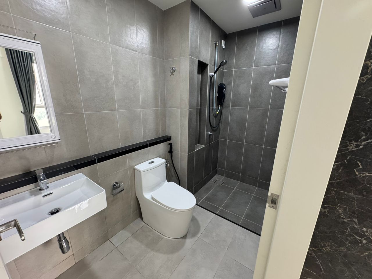 Lakefront Condominium | Emerald Hills @ Alam Damai image