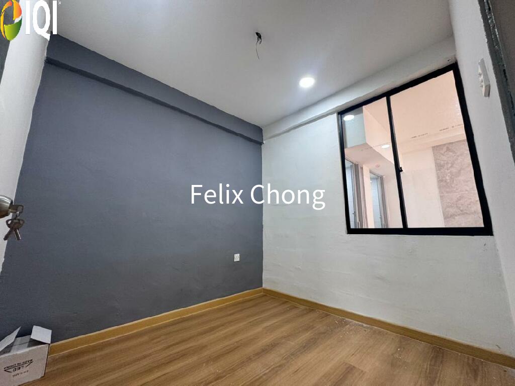 Temenggong Low Cost Flat,Level 3,Fully Renovated,Kulai,Corner image