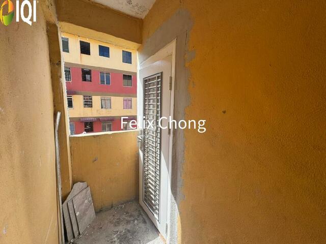 Temenggong Low Cost Flat,Level 3,Fully Renovated,Kulai,Corner image