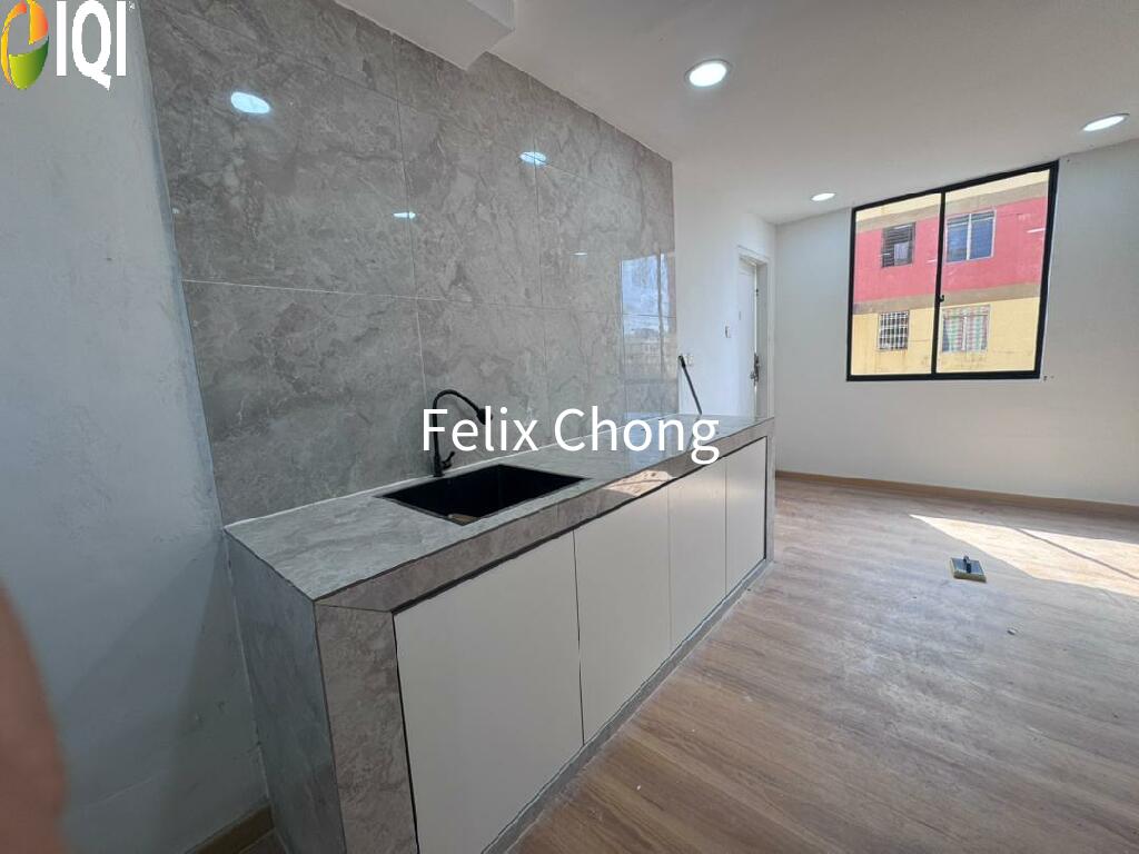 Temenggong Low Cost Flat,Level 3,Fully Renovated,Kulai,Corner image