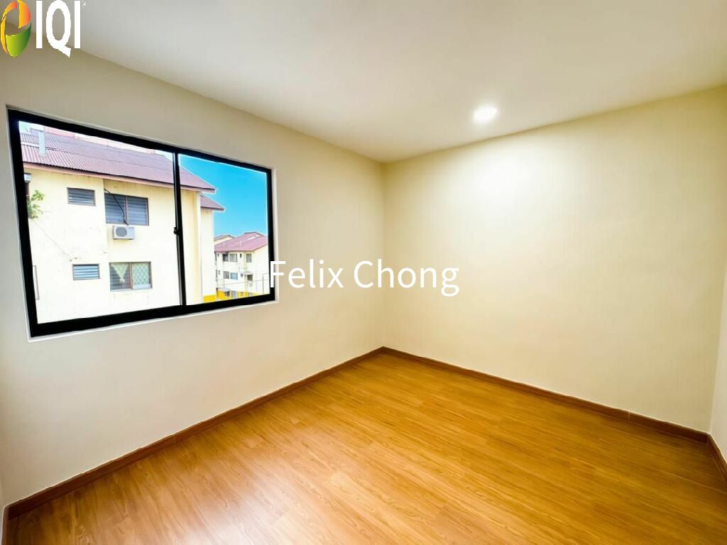 Bandar Selesa Jaya Low Cost Flat,Skudai,Level 3,Renovated,Full Loan image