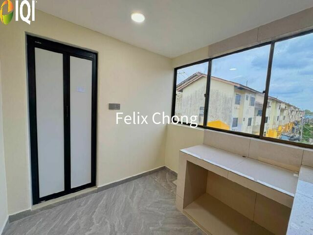 Bandar Selesa Jaya Low Cost Flat,Skudai,Level 3,Renovated,Full Loan image