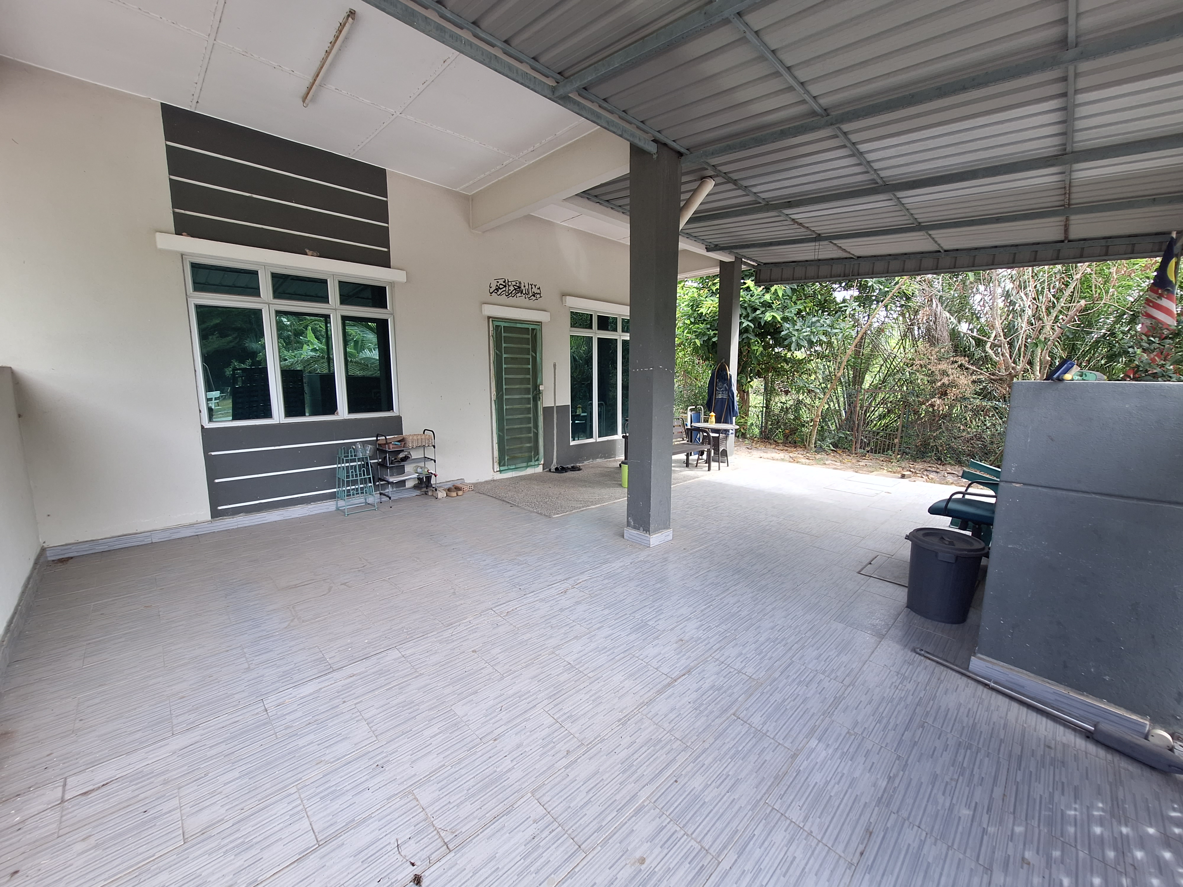 SINGLE STOREY SEMI -D image