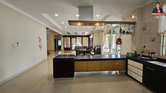 Prestige Bungalow in Kolombong | Big Land 18,038 sqft, Private Family Living image