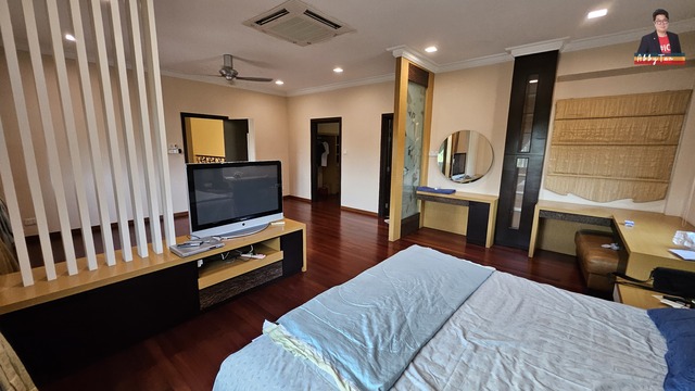 Prestige Bungalow in Kolombong | Big Land 18,038 sqft, Private Family Living image