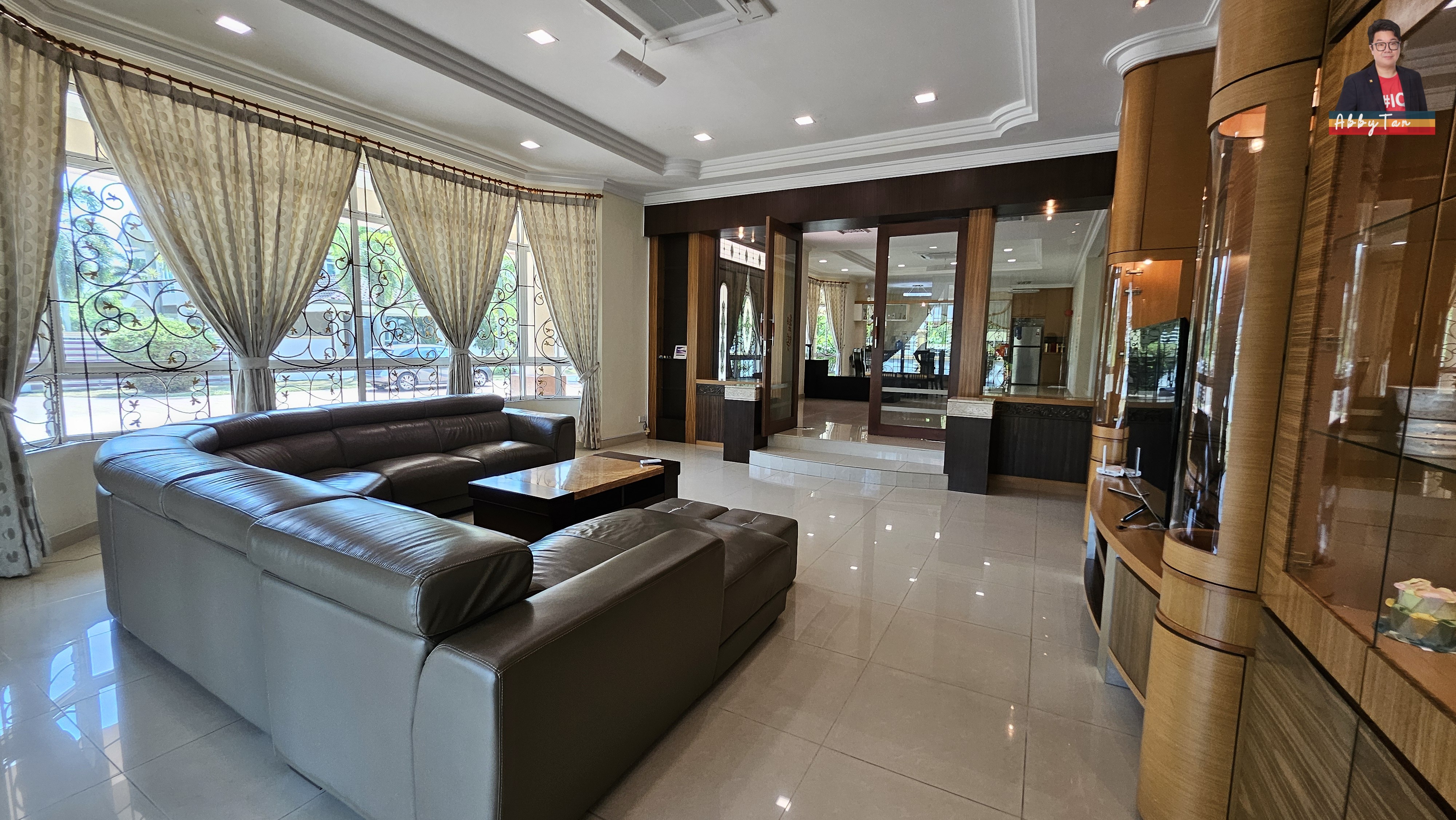 Prestige Bungalow in Kolombong | Big Land 18,038 sqft, Private Family Living image