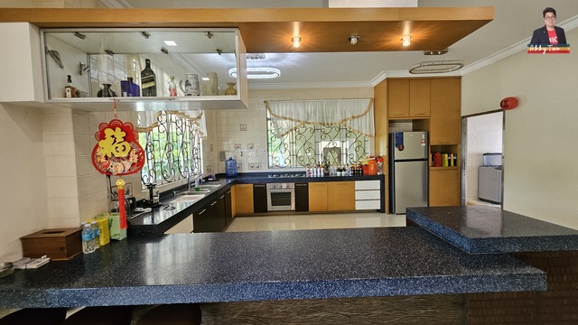 Prestige Bungalow in Kolombong | Big Land 18,038 sqft, Private Family Living image