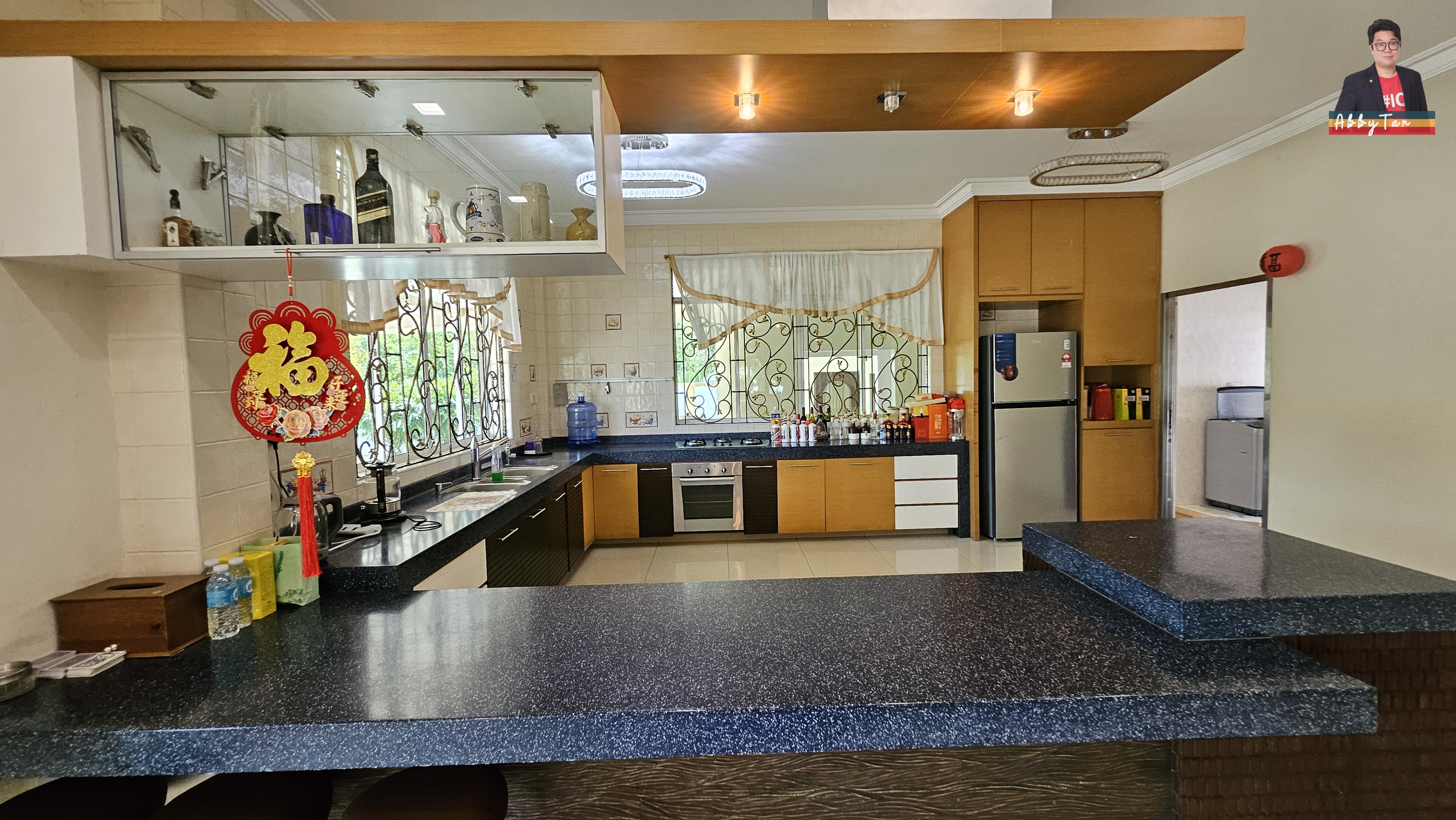 Prestige Bungalow in Kolombong | Big Land 18,038 sqft, Private Family Living image