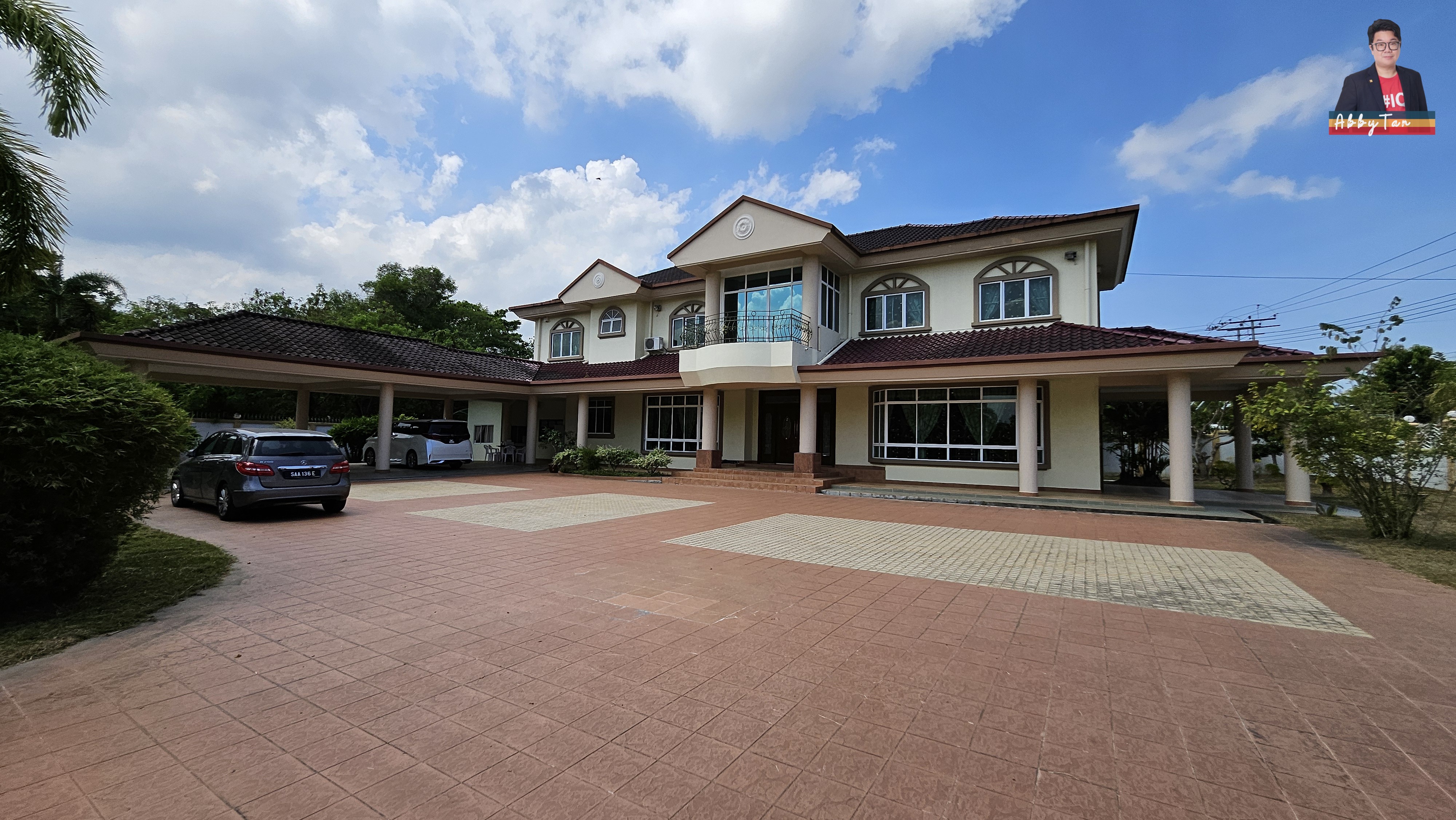 Prestige Bungalow in Kolombong | Big Land 18,038 sqft, Private Family Living image