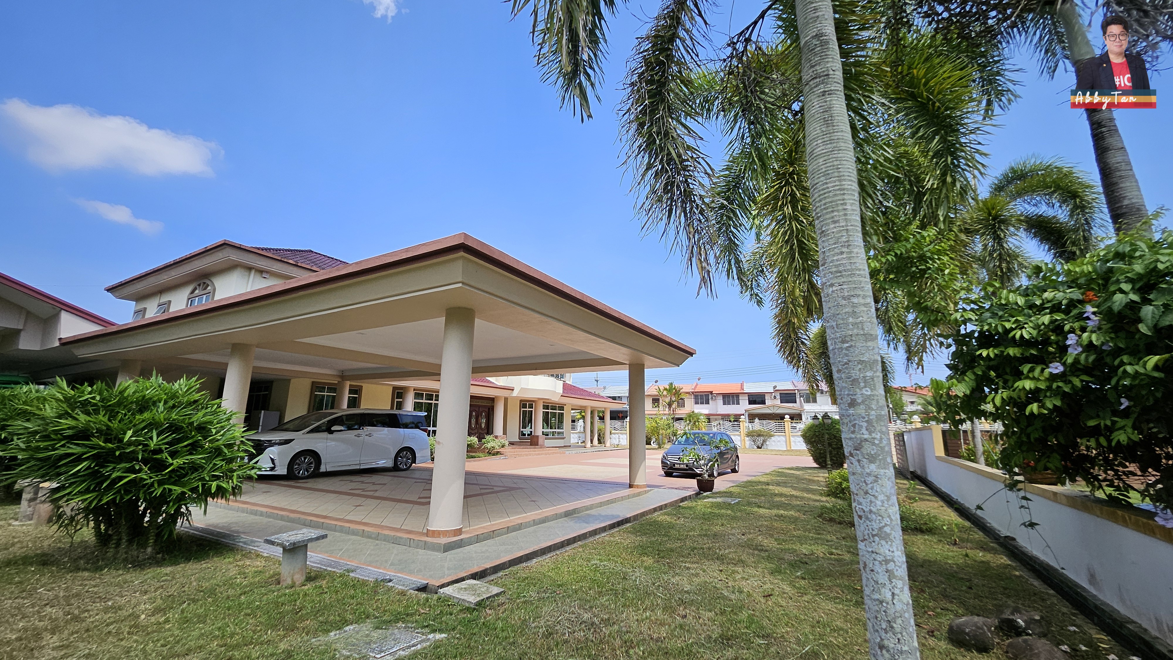 Prestige Bungalow in Kolombong | Big Land 18,038 sqft, Private Family Living image