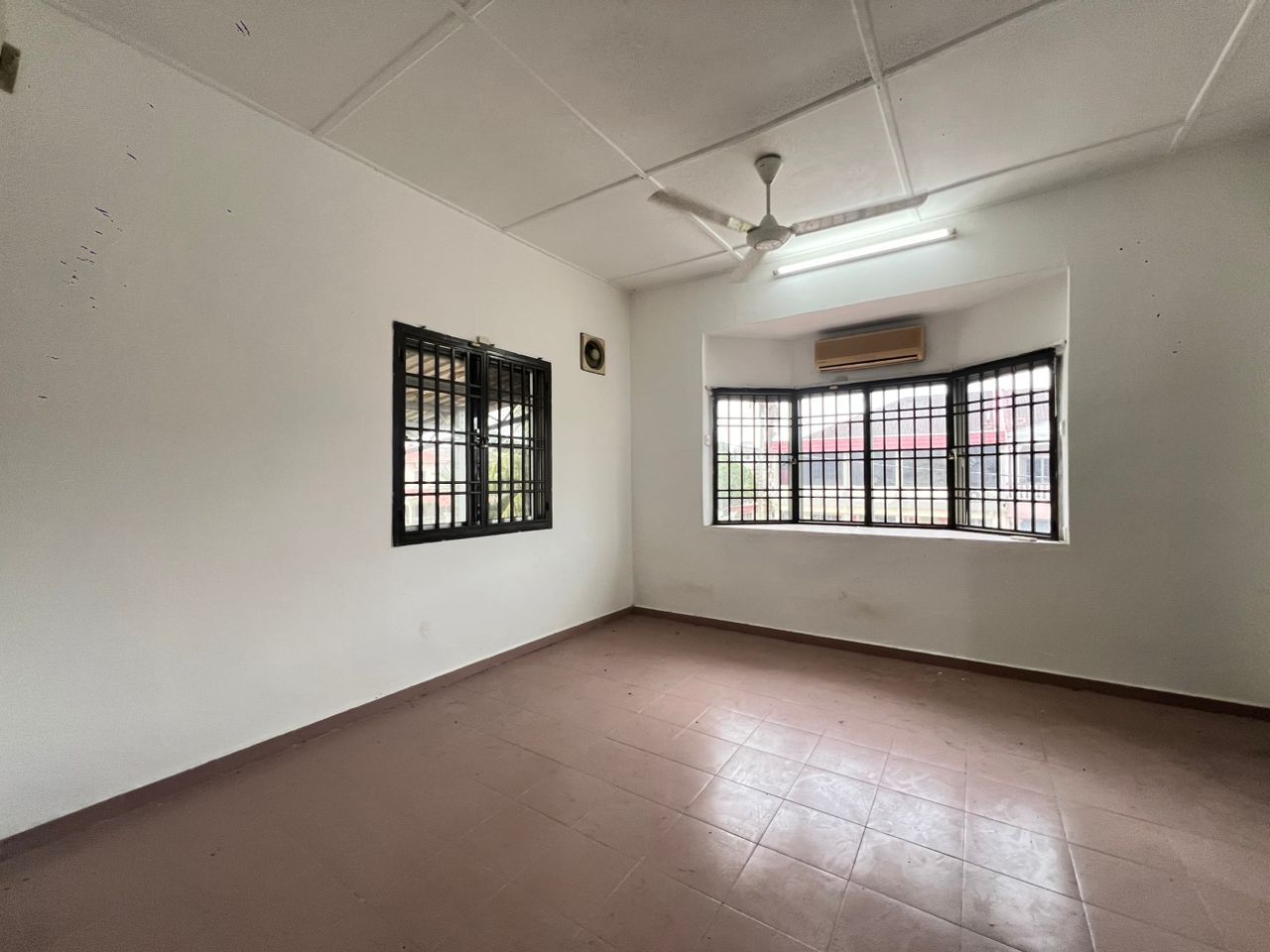 Taman Guru 2 Sty Corner Lot,Jalan Kerapu,Kota Tinggi,Full Loan,Renovated image