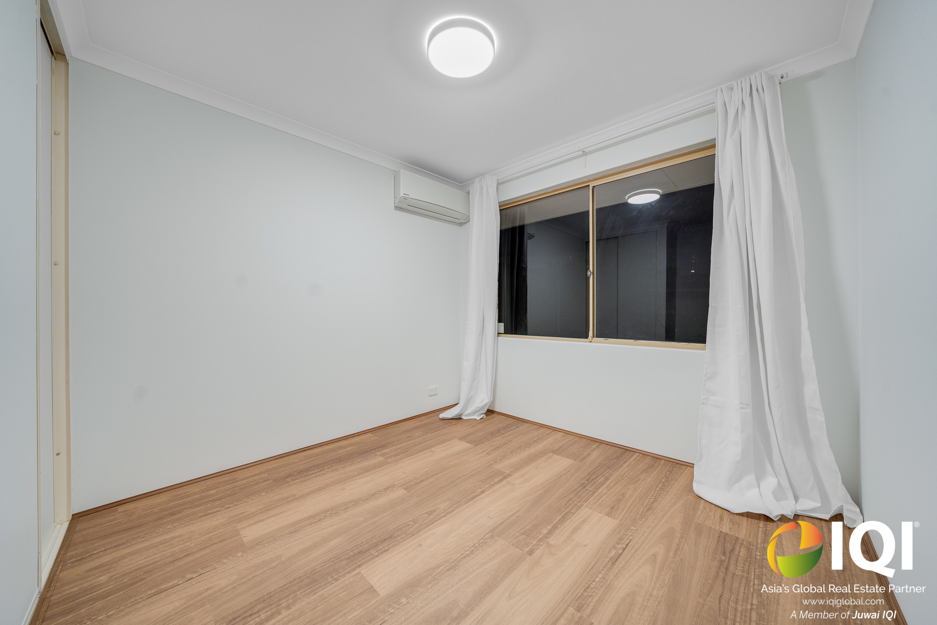 WAIKIKI GEM – FULLY RENOVATED 4x2 HOME + 50SQM WORKSHOP WITH GRANNY FLAT POTENTIAL – ONLY 5 MINUTES TO THE BEACH! image