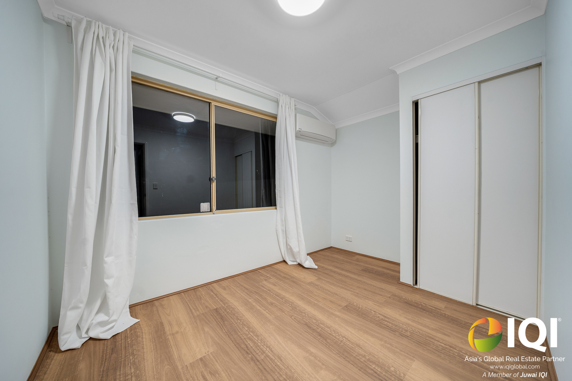 WAIKIKI GEM – FULLY RENOVATED 4x2 HOME + 50SQM WORKSHOP WITH GRANNY FLAT POTENTIAL – ONLY 5 MINUTES TO THE BEACH! image