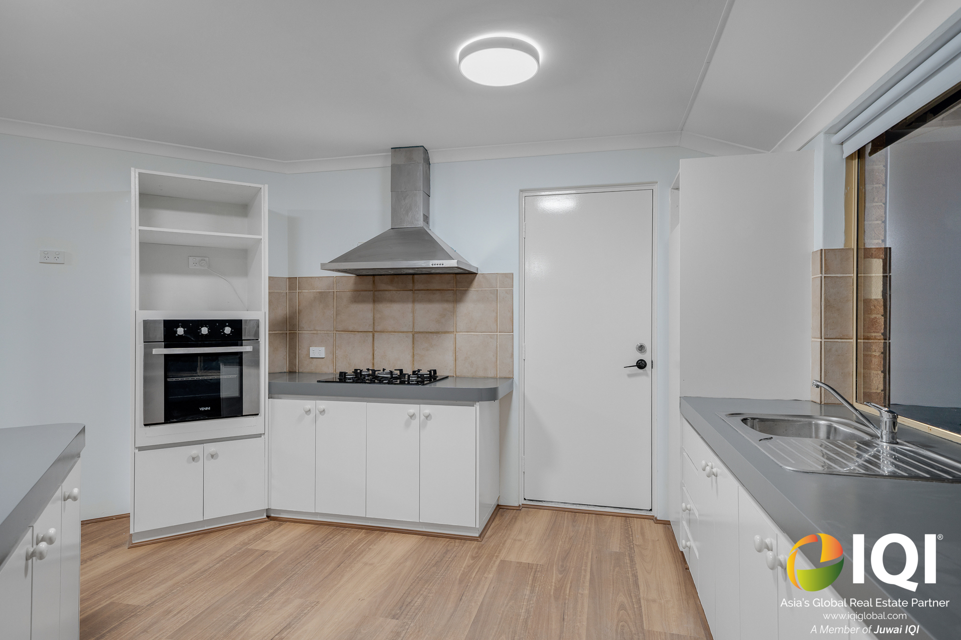 WAIKIKI GEM – FULLY RENOVATED 4x2 HOME + 50SQM WORKSHOP WITH GRANNY FLAT POTENTIAL – ONLY 5 MINUTES TO THE BEACH! image