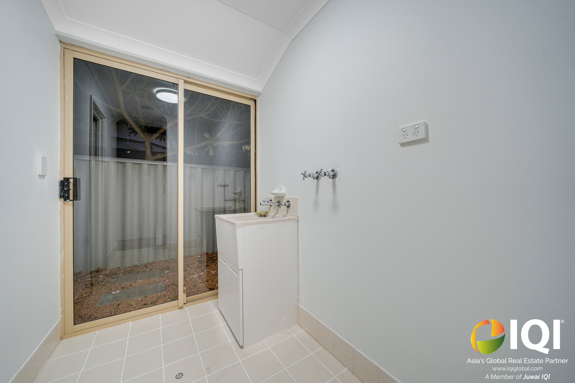 WAIKIKI GEM – FULLY RENOVATED 4x2 HOME + 50SQM WORKSHOP WITH GRANNY FLAT POTENTIAL – ONLY 5 MINUTES TO THE BEACH! image