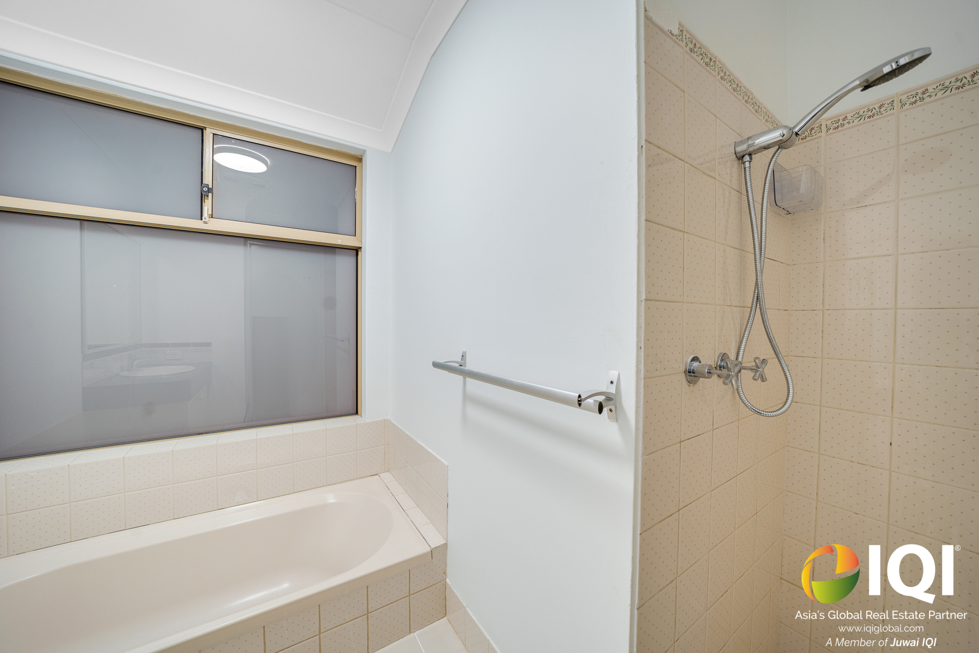 WAIKIKI GEM – FULLY RENOVATED 4x2 HOME + 50SQM WORKSHOP WITH GRANNY FLAT POTENTIAL – ONLY 5 MINUTES TO THE BEACH! image