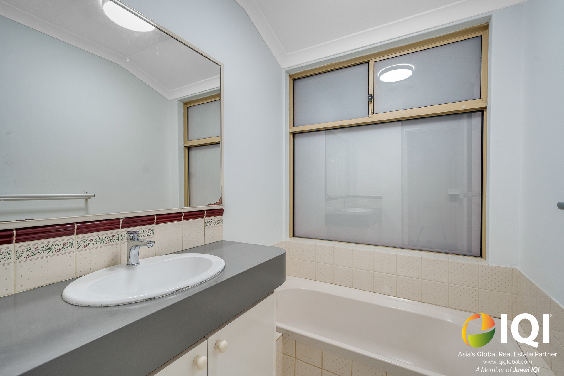 WAIKIKI GEM – FULLY RENOVATED 4x2 HOME + 50SQM WORKSHOP WITH GRANNY FLAT POTENTIAL – ONLY 5 MINUTES TO THE BEACH! image