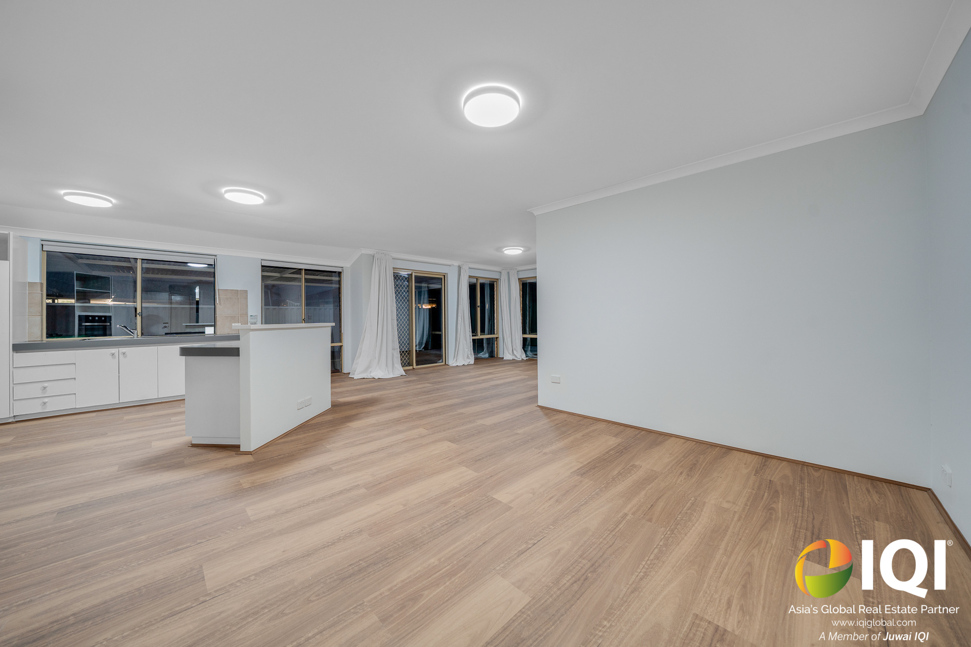 WAIKIKI GEM – FULLY RENOVATED 4x2 HOME + 50SQM WORKSHOP WITH GRANNY FLAT POTENTIAL – ONLY 5 MINUTES TO THE BEACH! image