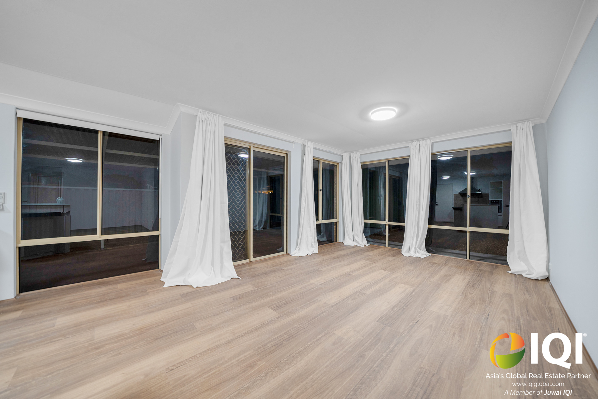 WAIKIKI GEM – FULLY RENOVATED 4x2 HOME + 50SQM WORKSHOP WITH GRANNY FLAT POTENTIAL – ONLY 5 MINUTES TO THE BEACH! image