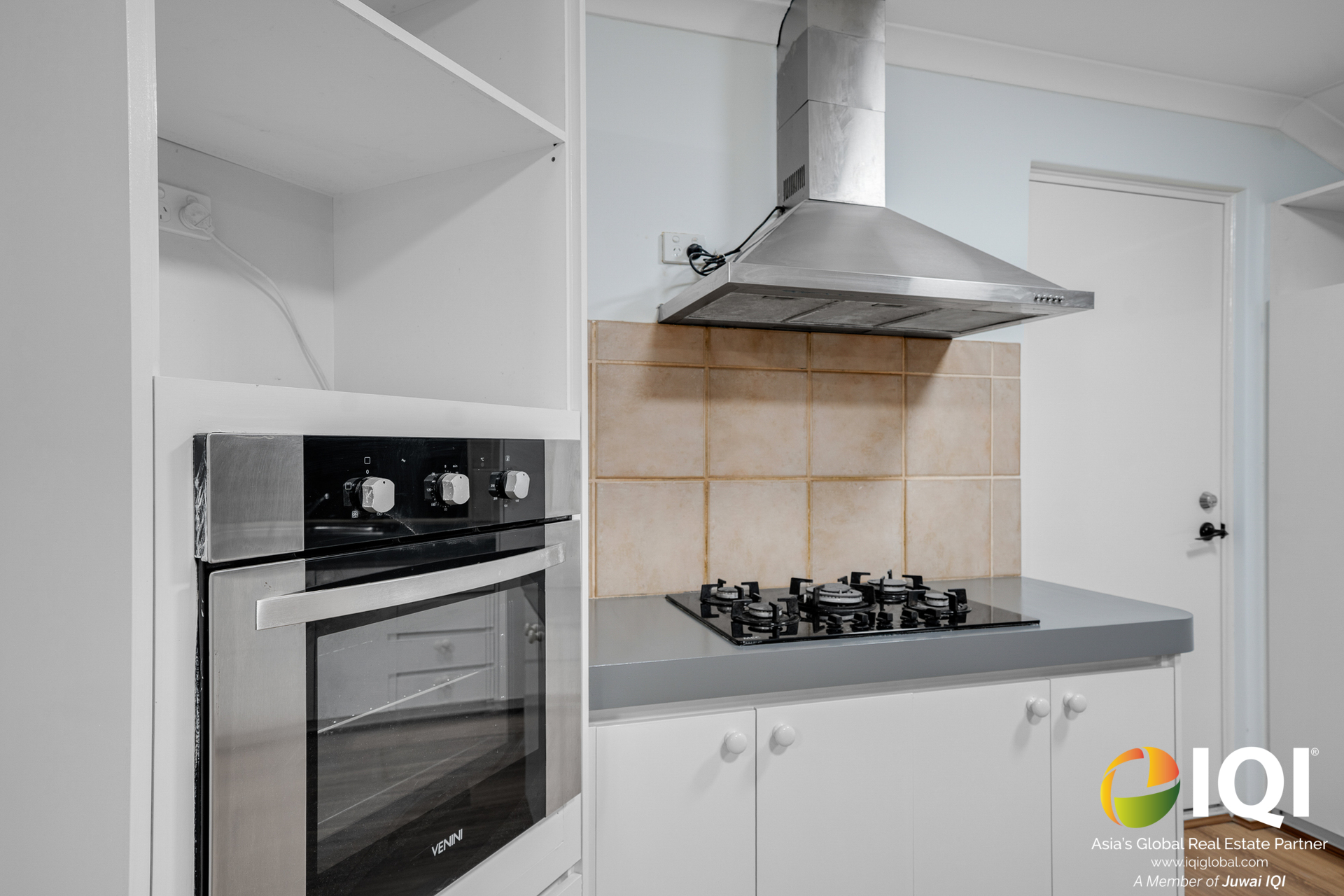 WAIKIKI GEM – FULLY RENOVATED 4x2 HOME + 50SQM WORKSHOP WITH GRANNY FLAT POTENTIAL – ONLY 5 MINUTES TO THE BEACH! image