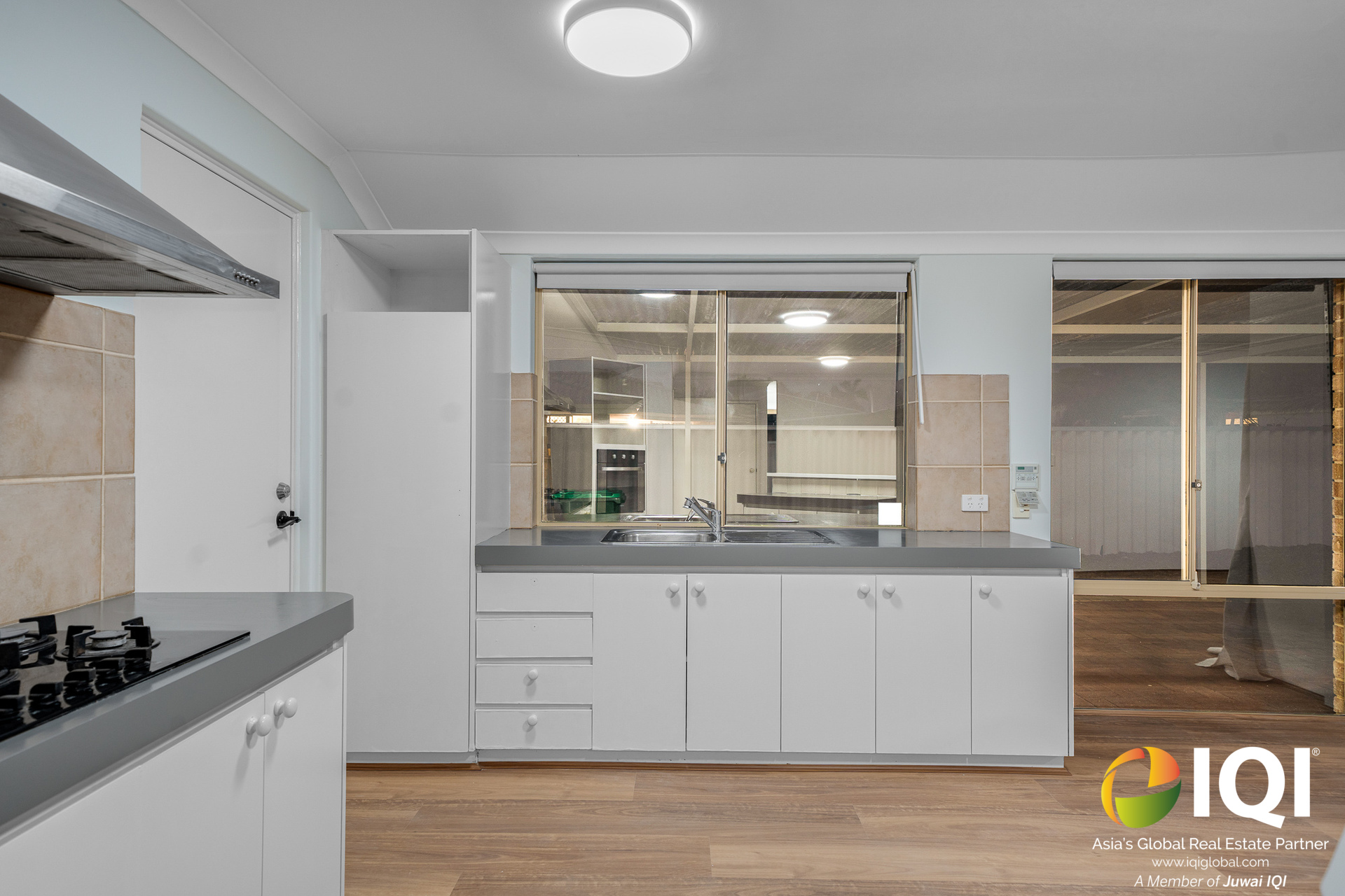 WAIKIKI GEM – FULLY RENOVATED 4x2 HOME + 50SQM WORKSHOP WITH GRANNY FLAT POTENTIAL – ONLY 5 MINUTES TO THE BEACH! image