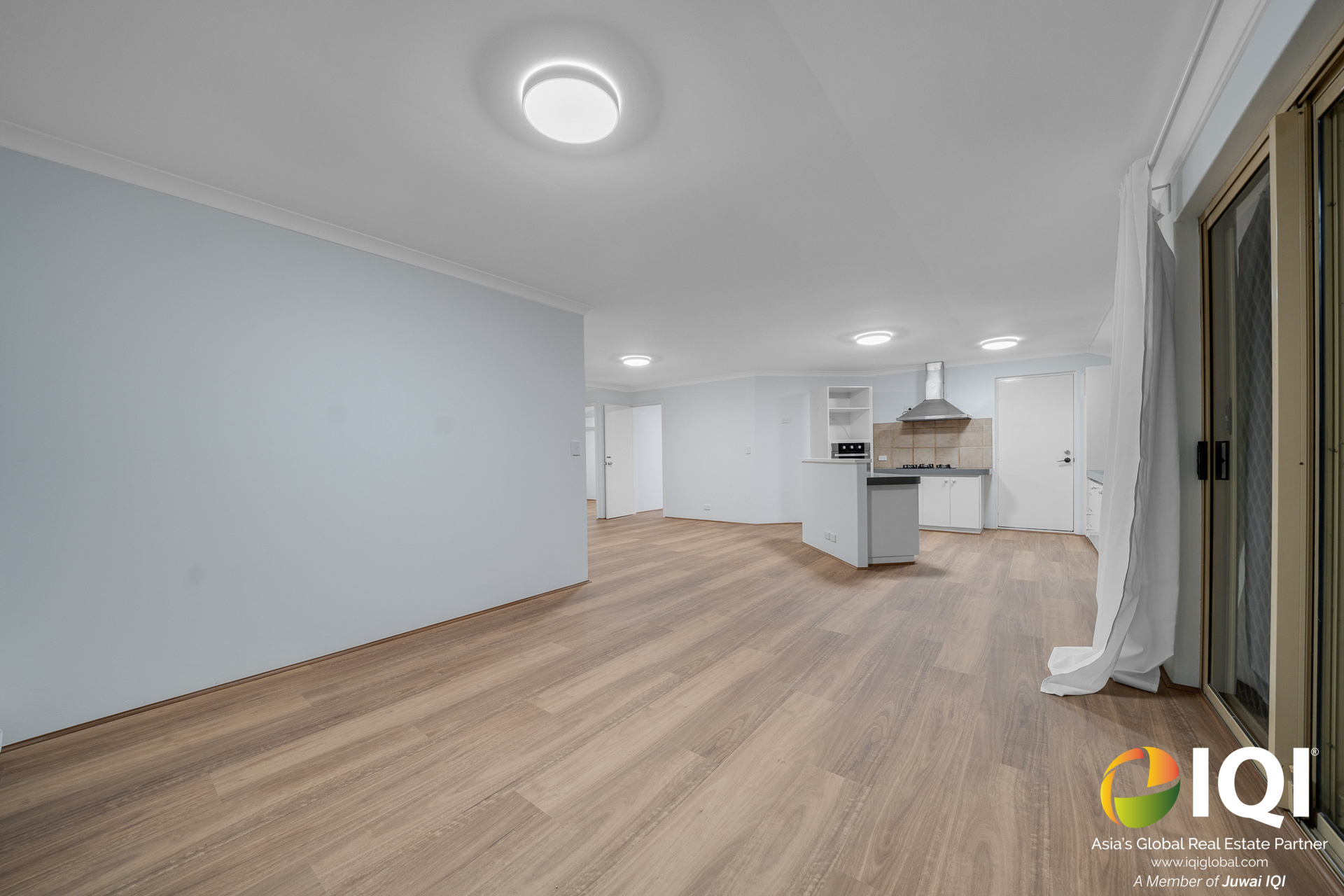 WAIKIKI GEM – FULLY RENOVATED 4x2 HOME + 50SQM WORKSHOP WITH GRANNY FLAT POTENTIAL – ONLY 5 MINUTES TO THE BEACH! image