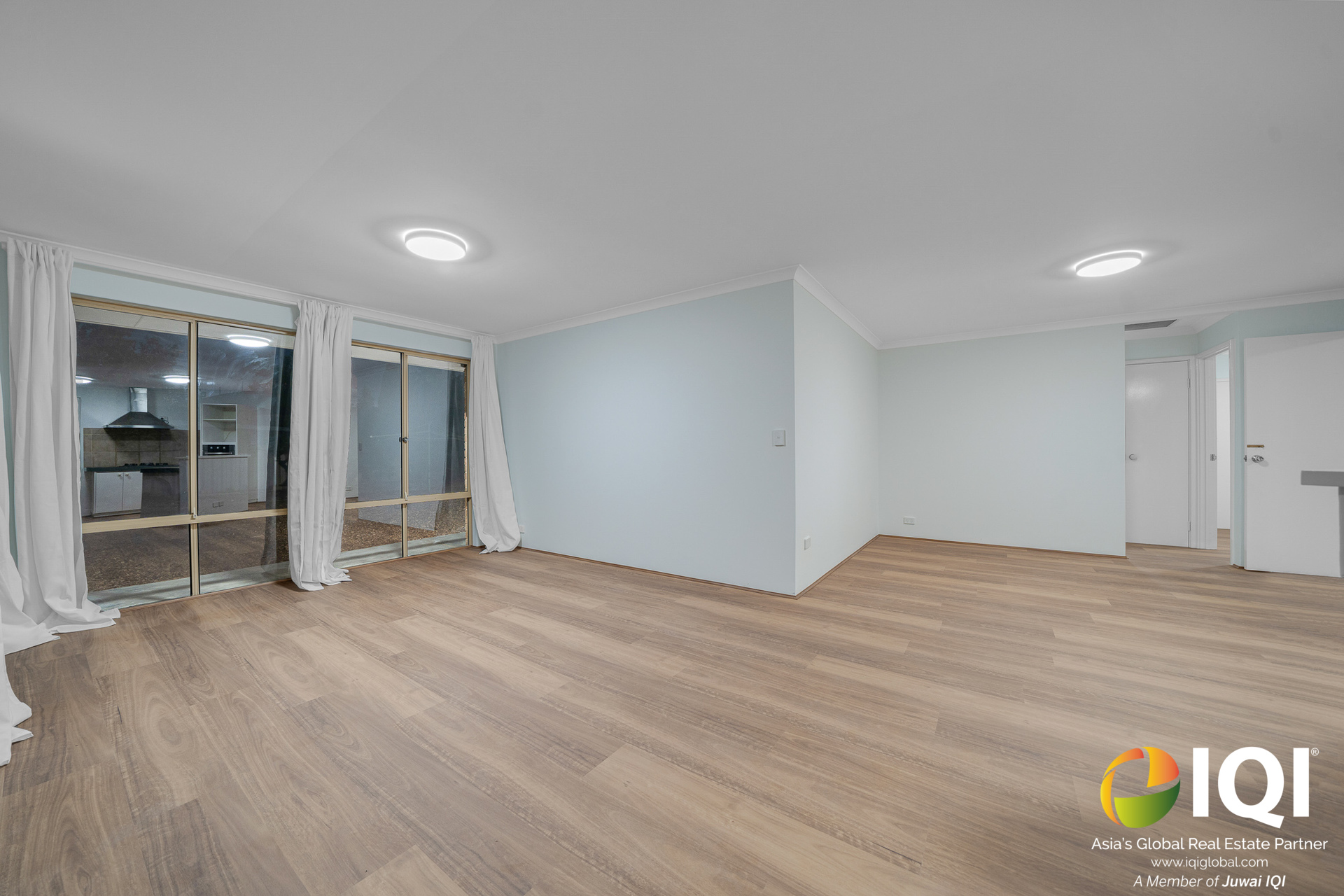 WAIKIKI GEM – FULLY RENOVATED 4x2 HOME + 50SQM WORKSHOP WITH GRANNY FLAT POTENTIAL – ONLY 5 MINUTES TO THE BEACH! image