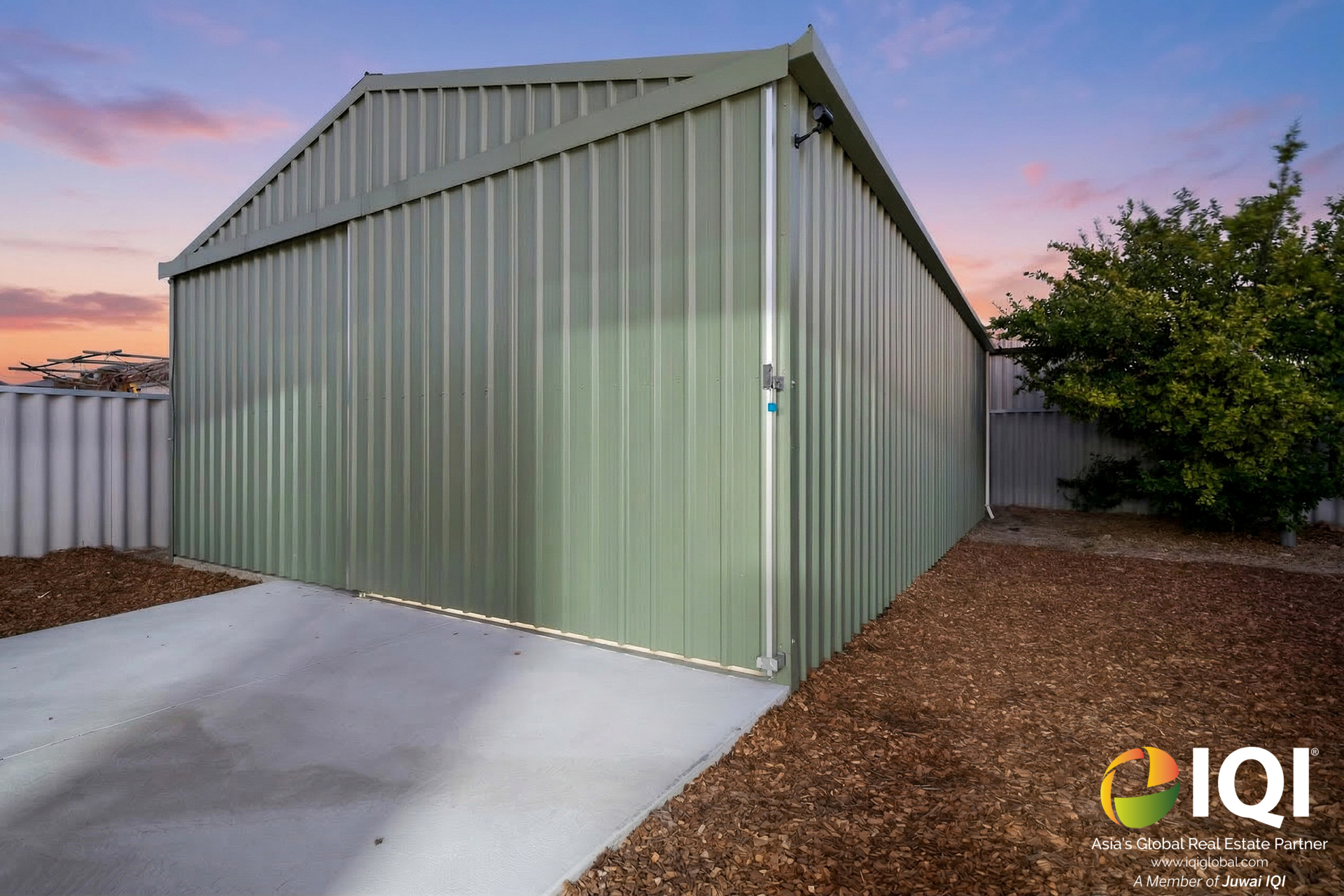 WAIKIKI GEM – FULLY RENOVATED 4x2 HOME + 50SQM WORKSHOP WITH GRANNY FLAT POTENTIAL – ONLY 5 MINUTES TO THE BEACH! image
