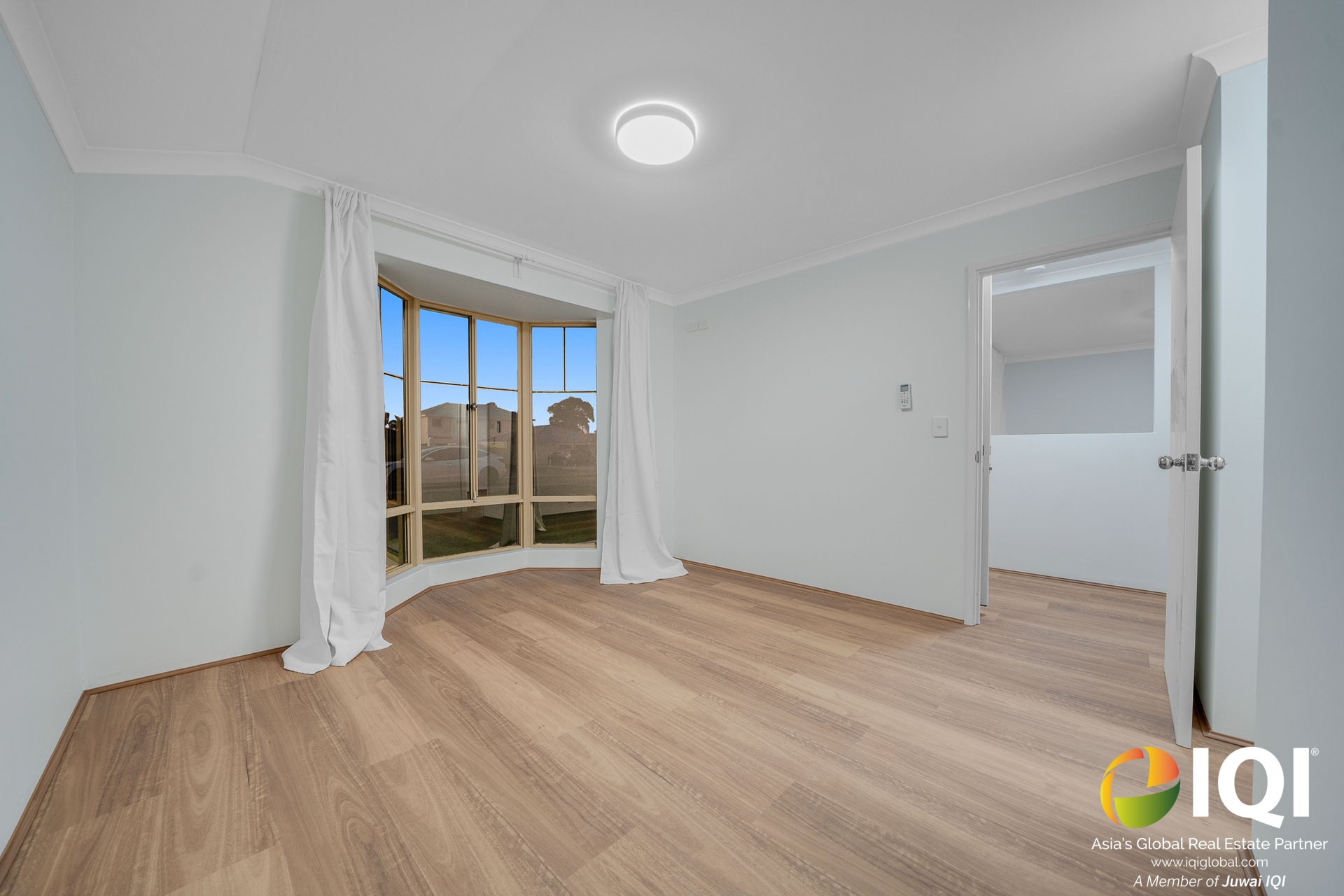 WAIKIKI GEM – FULLY RENOVATED 4x2 HOME + 50SQM WORKSHOP WITH GRANNY FLAT POTENTIAL – ONLY 5 MINUTES TO THE BEACH! image