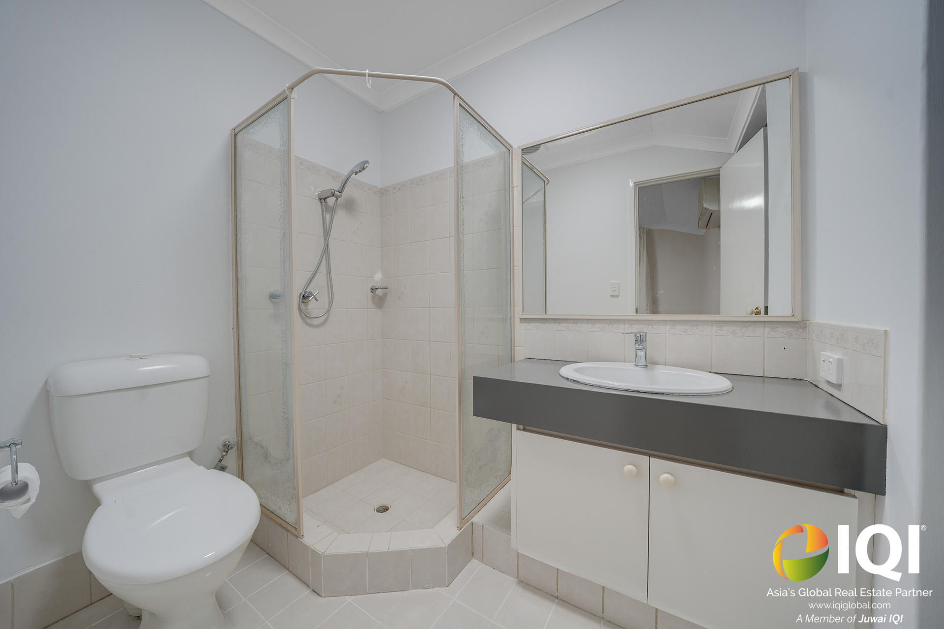 WAIKIKI GEM – FULLY RENOVATED 4x2 HOME + 50SQM WORKSHOP WITH GRANNY FLAT POTENTIAL – ONLY 5 MINUTES TO THE BEACH! image