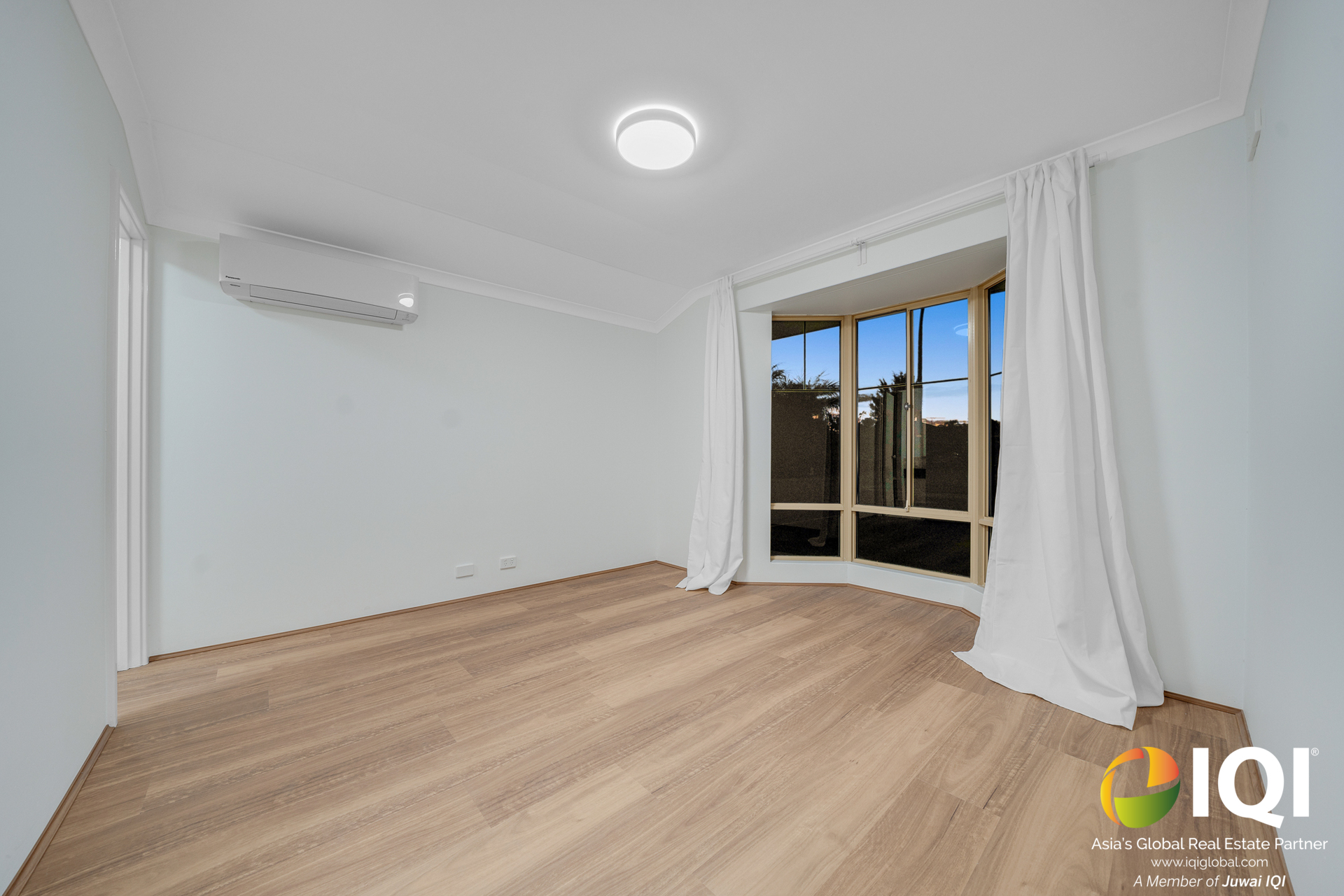WAIKIKI GEM – FULLY RENOVATED 4x2 HOME + 50SQM WORKSHOP WITH GRANNY FLAT POTENTIAL – ONLY 5 MINUTES TO THE BEACH! image