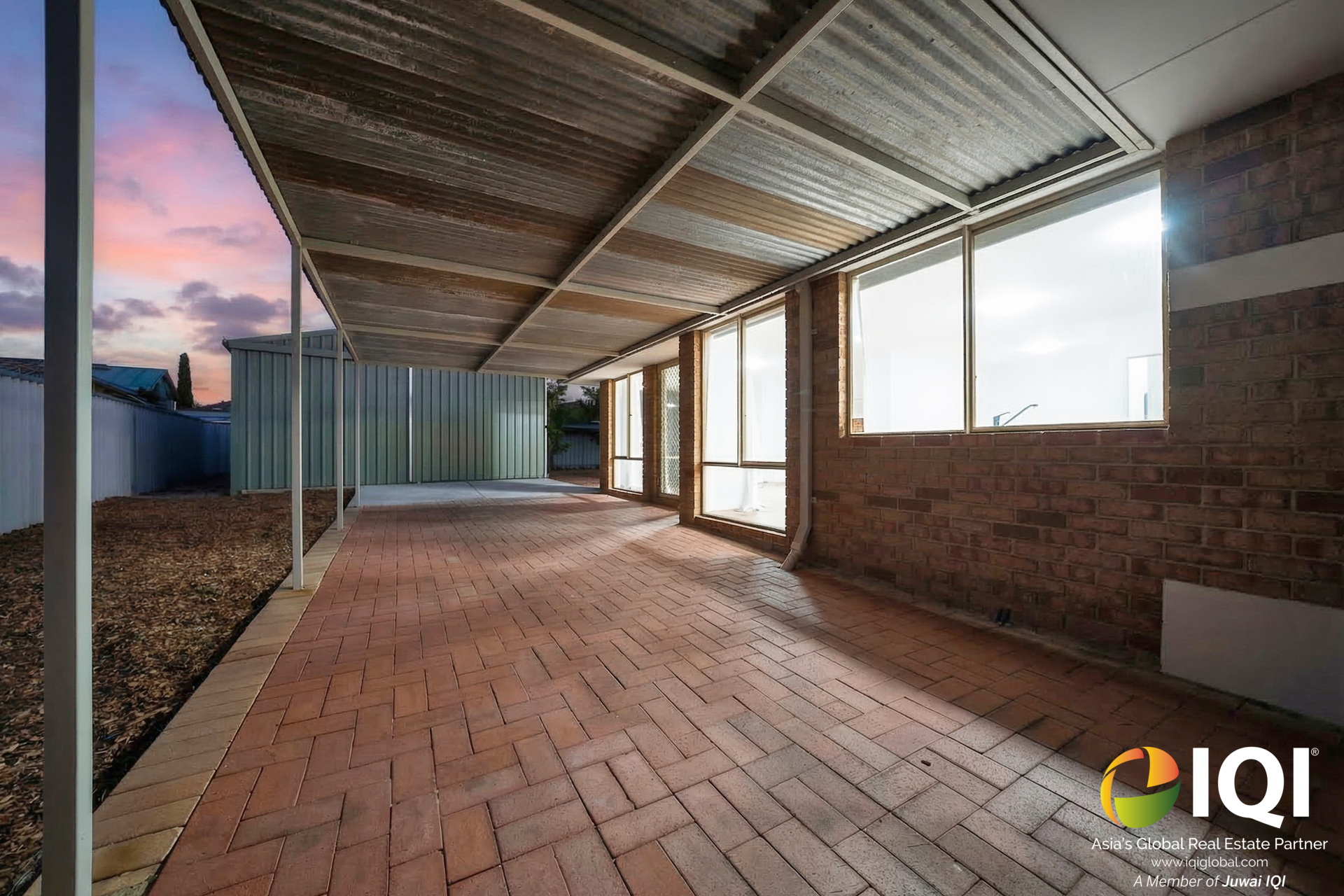 WAIKIKI GEM – FULLY RENOVATED 4x2 HOME + 50SQM WORKSHOP WITH GRANNY FLAT POTENTIAL – ONLY 5 MINUTES TO THE BEACH! image