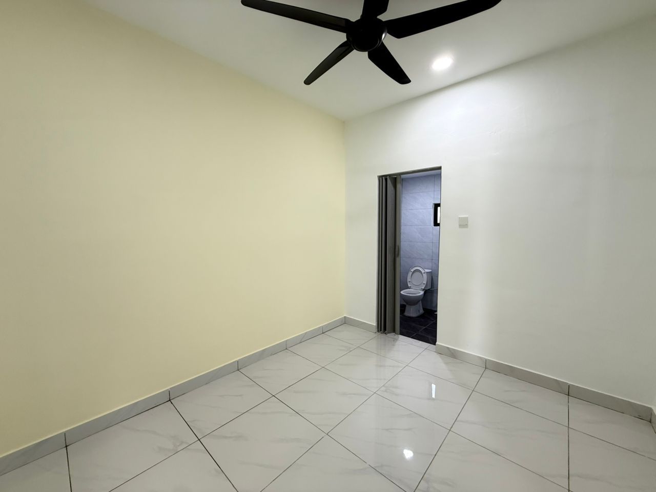 Taman Zamrud 1 Sty Low Cost,Jalan Zamrud,Ulu Tiram,Renovated,Extend image