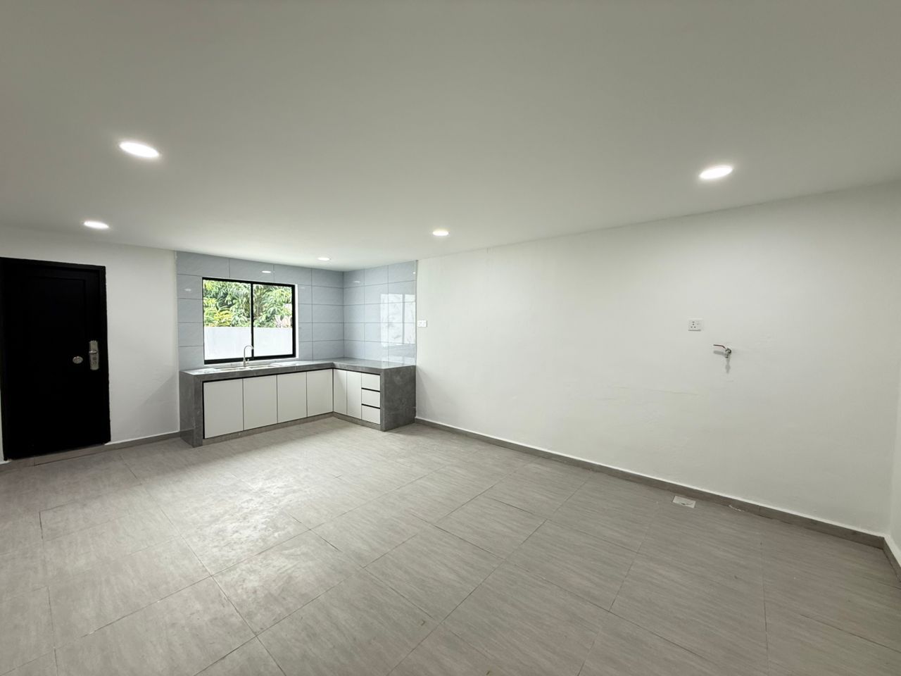 Taman Bunga Ros 1 Sty Semi D,Renovated,Extend,Taman Daya,Johor Bahru image