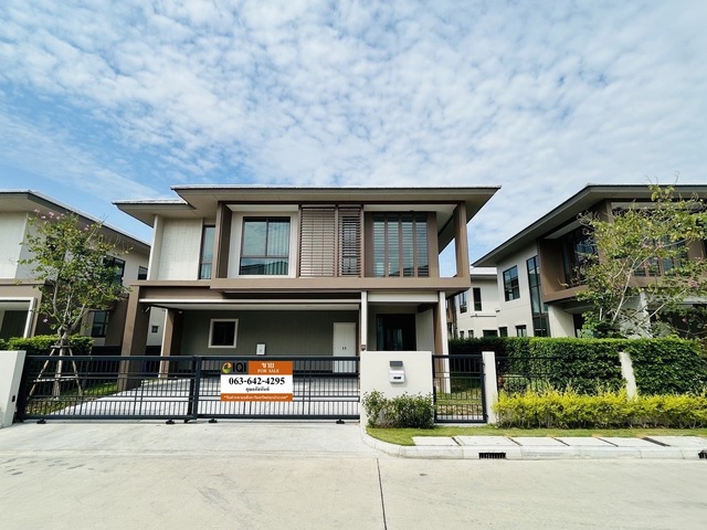 Luxury 2-story detached house for sale in Burasiri Krungthep Kreetha near Airport Rail Link and Brighton International School. photo