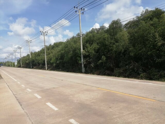 Land adjacent of Pracha-Uthit Road Soi 90 photo