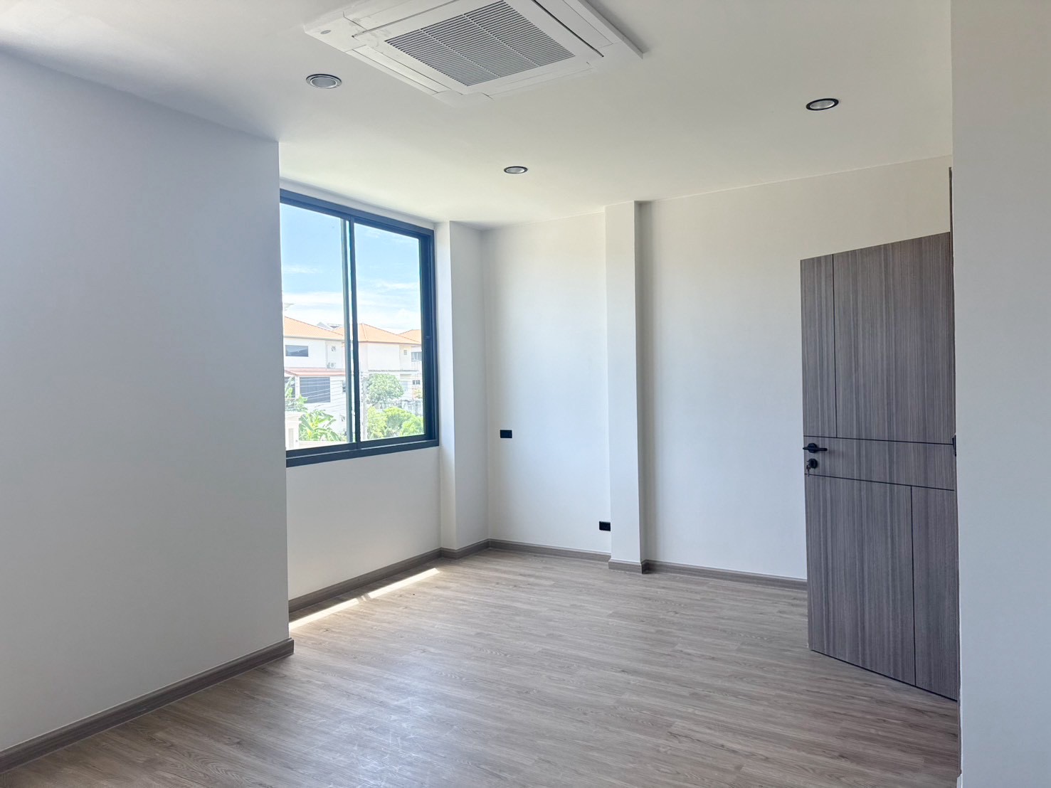 St. Moritz Bangsue Luxury 3-Storey Townhome image