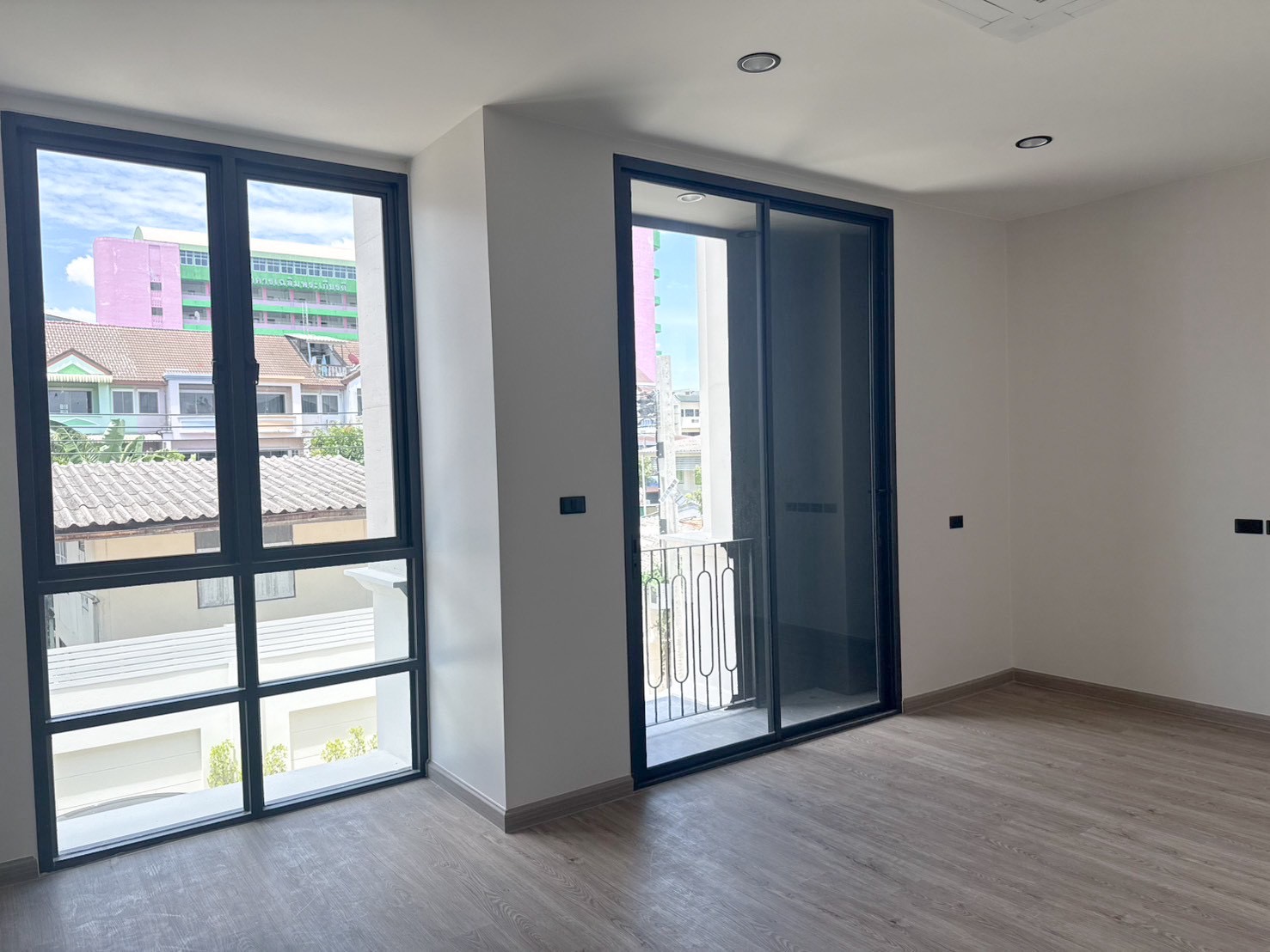 St. Moritz Bangsue Luxury 3-Storey Townhome image