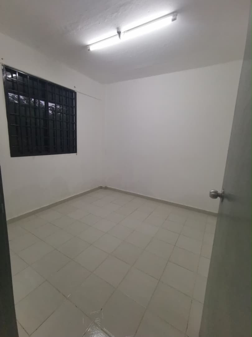 Ungku Tun Aminah Low Cost Flat,Skudai,Ground Floor,Full Loan image