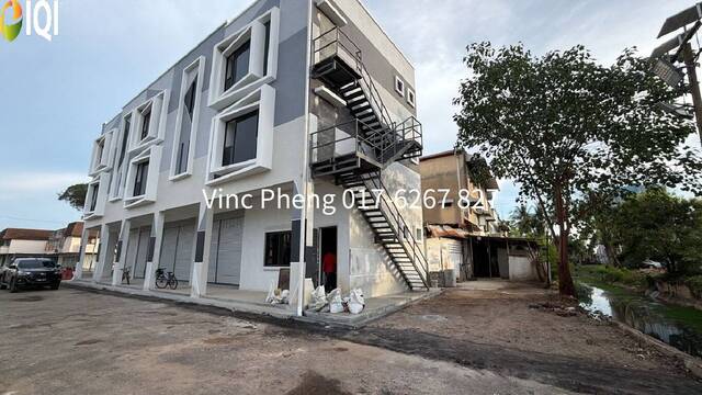 STRATEGIC BRAND NEW CORNER Ground Floor Shop @ Kota Laksamana image