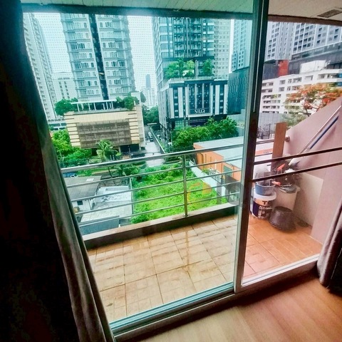 Condo for sale, Serene Place Sukhumvit 24, spacious, in the heart of the business district, near BTS Phrom Phong. image