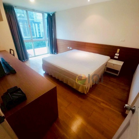 Condo for sale, Serene Place Sukhumvit 24, spacious, in the heart of the business district, near BTS Phrom Phong. photo