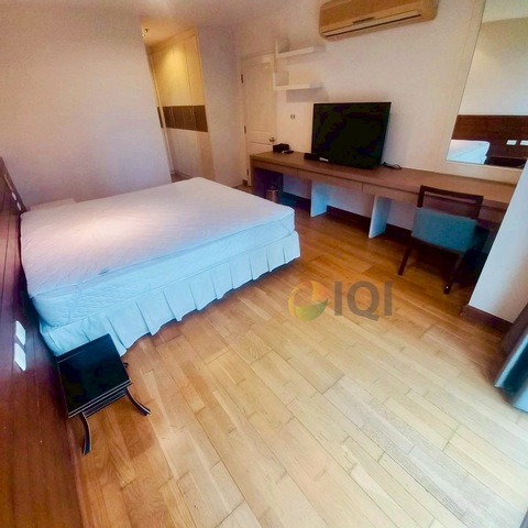 Condo for sale, Serene Place Sukhumvit 24, spacious, in the heart of the business district, near BTS Phrom Phong. image