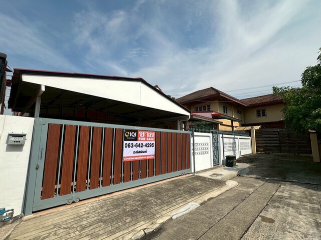 Single story detached house for sale, newly renovated and ready to move in. Pla Thong Village, Srinakarin, at the beginning of Soi Sridan 4, near the Yellow Line BTS. image