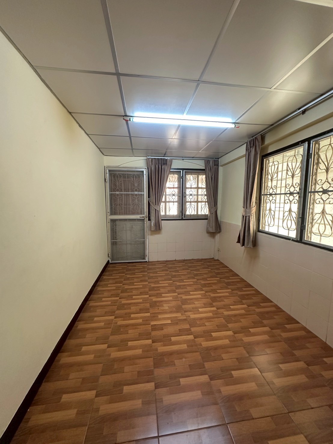 Single story detached house for sale, newly renovated and ready to move in. Pla Thong Village, Srinakarin, at the beginning of Soi Sridan 4, near the Yellow Line BTS. image