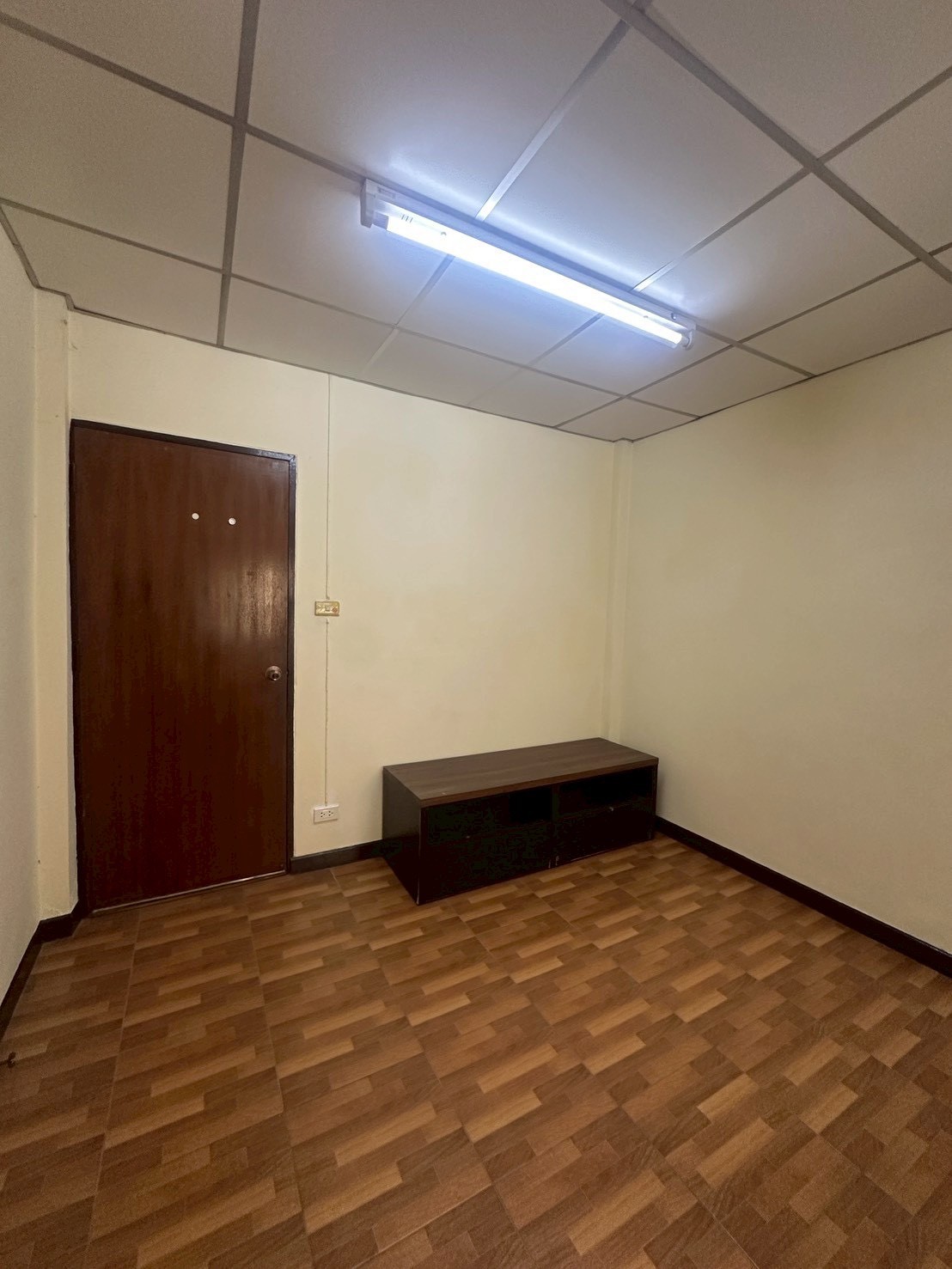 Single story detached house for sale, newly renovated and ready to move in. Pla Thong Village, Srinakarin, at the beginning of Soi Sridan 4, near the Yellow Line BTS. image